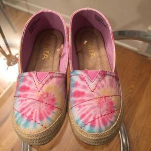 Little girls tie dye canvas shoes!